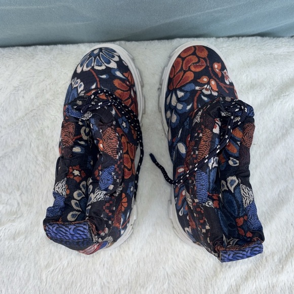 EUC FARM RIO Lug Sole Puffer Booties Pineapple Flower Women Quilted 6.5 Orange - Picture 7 of 8